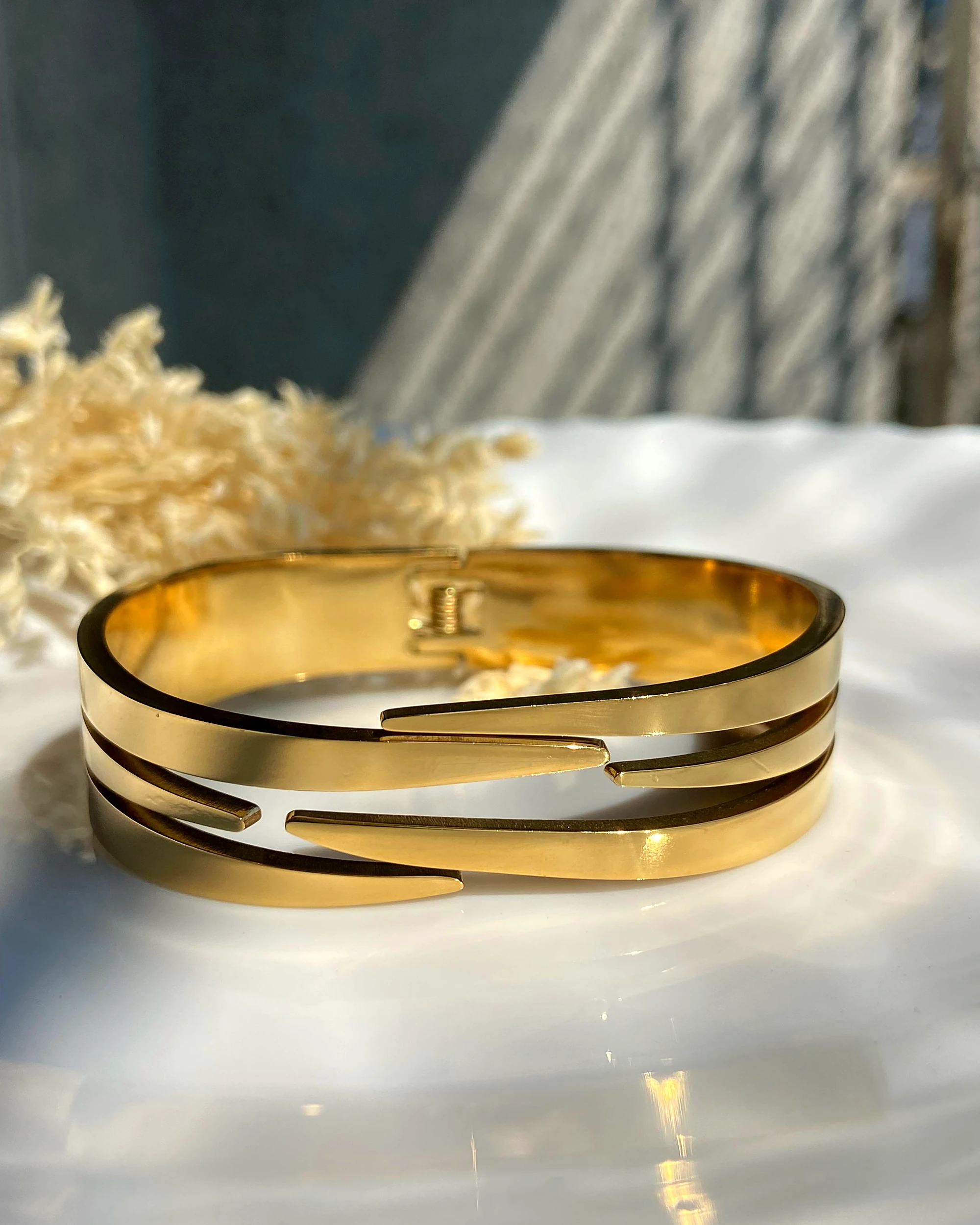 Triple-Bar Gold Cut kada